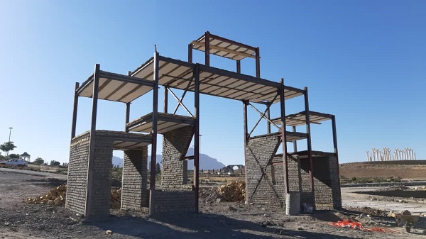 ساخت بنای دروازه قرآن شیراز در مجموعه جهان کوچک