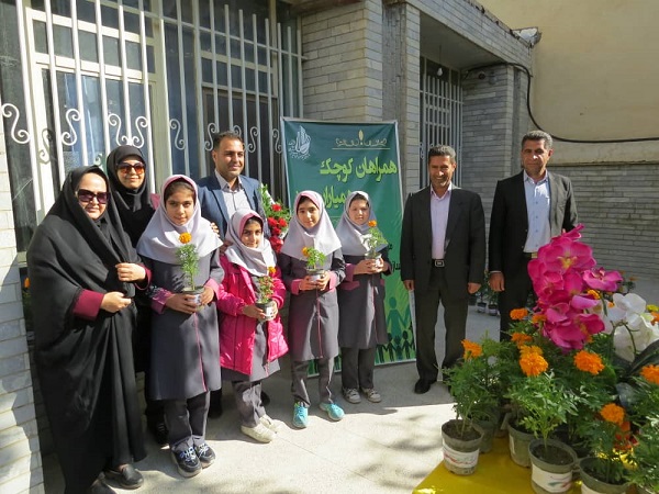 اهداء گل به دانش‌آموزان به مناسبت 13 آبان و روزدانش‌آموز