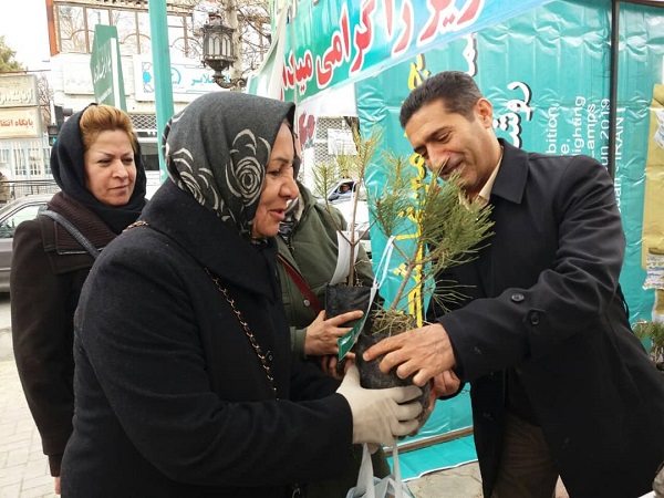 «درختی برای مادرم» هدیه شهرداری ملایر به مناسبت روز مادر 