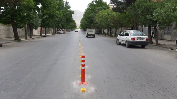 جداسازی مسیر رفت و برگشت خیابان 24 متری ظهیری با گل میخ پلاستیکی